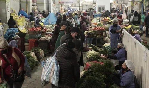 Los comerciantes de Huancayo volvieron a abrir sus puestos. Foto: La República Los comerciantes de Huancayo volvieron a abrir sus puestos. Foto: La República