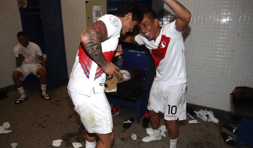 Gianluca Lapadula y Christian Cueva han protagonizado muchas celebraciones curiosas en la selección peruana. Foto: difusión
