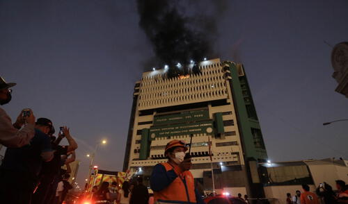 Humo sale de uno de los últimos piso de la sede de la institución. Foto: Gerardo Marín/La República