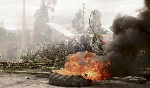 El dato. Tregua a medias en Huancayo. Los campesinos de las localidades adyacentes expresaron su disconformidad con los acuerdos del sábado y lo expresaron con el bloqueo de algunas vías. Foto: GLR El dato. Tregua a medias en Huancayo. Los campesinos de las localidades adyacentes expresaron su disconformidad con los acuerdos del sábado y lo expresaron con el bloqueo de algunas vías. Foto: GLR
