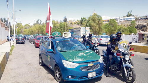Más. Transporte urbano y de taxi se suman a protestas. Foto: La República Más. Transporte urbano y de taxi se suman a protestas. Foto: La República