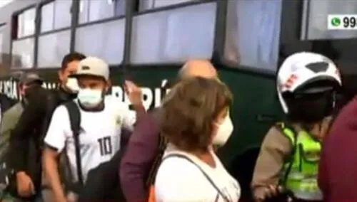 Ciudadanos son transportados por la PNP. Foto: captura / America