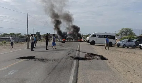 Los manifestantes impiden el pase de camiones y buses de pasajeros. Foto: Prensa Lambayeque. Los manifestantes impiden el pase de camiones y buses de pasajeros. Foto: Prensa Lambayeque.