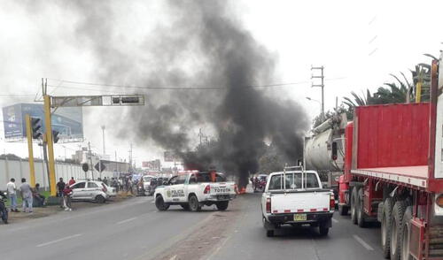 La Policia ha intentado persuadir a los manifestasten a que desbloqueen la carretera. Foto: URPI-LR