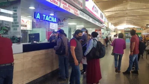 En un recorrido durante este lunes se evidenció que las empresas incrementaron ligeramente el precio de los boletos a estos destinos.. Foto: URPI/Alexis Choque
