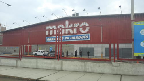 La Policía acudió a Makro para dar la seguridad necesaria. Foto: cortesía