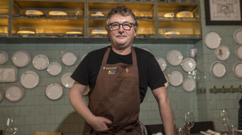 El chef Andoni Luis Aduriz, quien es conocido por la peculiar forma de presentar sus creaciones. Foto: Hule y Mantel
