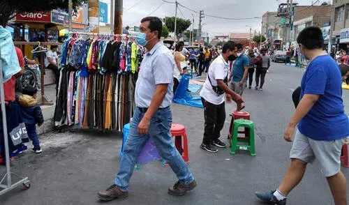 Los ambulantes aprovecharon la falta de control para tomar las calles. Foto: Noticias Chimbote. Los ambulantes aprovecharon la falta de control para tomar las calles. Foto: Noticias Chimbote.