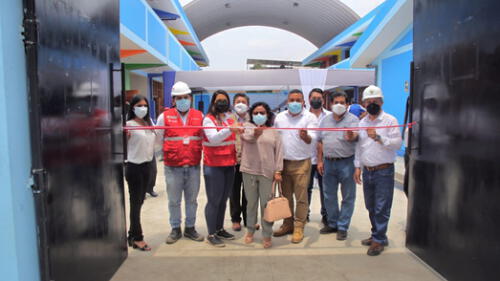 Funcionarios de la ARCC en la entrada del colegio Corazón de Jesús de Laredo. Foto: ARCC