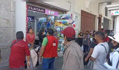 El varón de la agencia habría increpado a la vendedora de queso helado por ubicarse cerca de la puerta de su negocio. Foto: URPI/La República