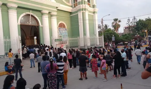 Los fieles participaron de la exposición del Santo Calvario. Foto: Municipalidad de Catacaos