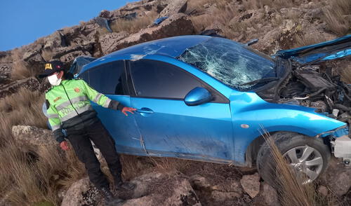 Vehículo fue contenido por unas rocas en el abismo. Foto: Policía Nacional del Perú