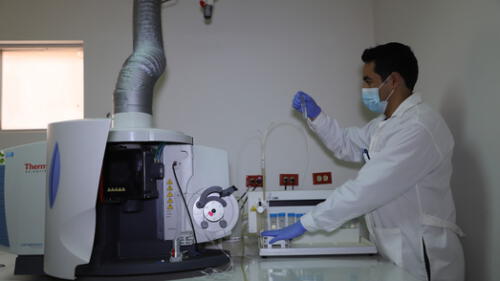 Análisis de agua potable y residual en Laboratorio Regional del Agua. Foto: GRC