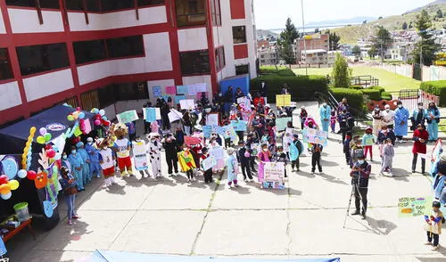 Autoridades de Salud lanzaron la campaña de desparasitación en colegio de Puno. Foto: Diresa Puno Autoridades de Salud lanzaron la campaña de desparasitación en colegio de Puno. Foto: Diresa Puno
