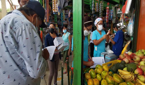 Personal de salud recorre mercados para inmunizar a piuranos. Foto: La República. Personal de salud recorre mercados para inmunizar a piuranos. Foto: La República.