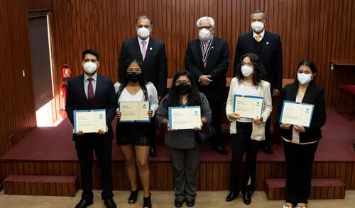 Arequipa. Jóvenes recibieron becas semestrales por sus buenas calificaciones. Foto: Universidad La Salle