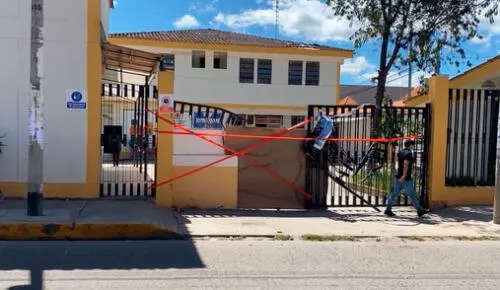 Policía y 2 civiles causan destrozos en hospital de Cajamarca. Foto: captura/Cajamarca Reporteros Policía y 2 civiles causan destrozos en hospital de Cajamarca. Foto: captura/Cajamarca Reporteros