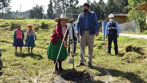 Colocación de la primera piedra de la red de alcantarillado de Mitopamba. Foto: Municipalidad de Cajabamaba.