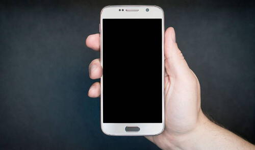 Es imprescindible que el smartphone se reinicie para completar las actualizaciones de los parches de seguridad. Foto: Genbeta