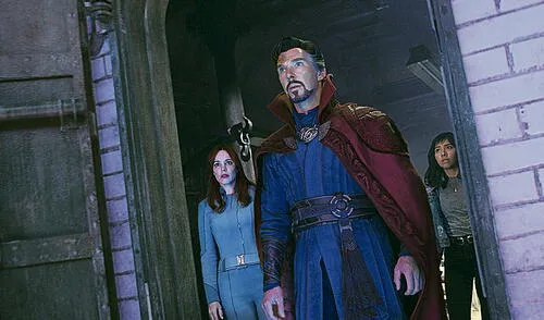 Escena. Benedict Cumberbatch, Rachel McAdams (Christine Palmer) y Xochitl Gomez (América Chavez). Foto: difusión