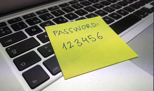 Los sitios web piden a los usuarios que las contraseñas sean complejas para evitar el robo de cuentas. Foto: unaaldia