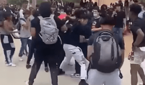Pelea culminó con la detención del padre de familia y un menor de 15 años. Foto: New York Post