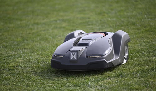 Son 3 máquinas de robots cortacésped. Foto: Cienciano Son 3 máquinas de robots cortacésped. Foto: Cienciano