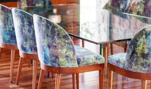 Limpiar sillas con forro de tela es una tarea que debe hacerse de manera habitual, para que estas no se estropeen con el pasar del tiempo. Foto: Mundo deportivo Limpiar sillas con forro de tela es una tarea que debe hacerse de manera habitual, para que estas no se estropeen con el pasar del tiempo. Foto: Mundo deportivo