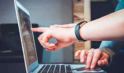 No es recomendable usar libremente una PC del trabajo. Foto: ComputerWorld