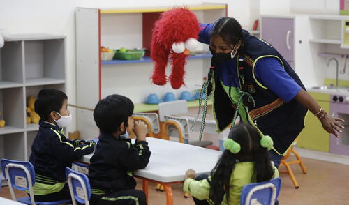 Una maestra y sus alumnos jugando con títeres en la IE 558 Casa Montessori de Villa El Salvador. Foto: Marco Cotrina/LR.