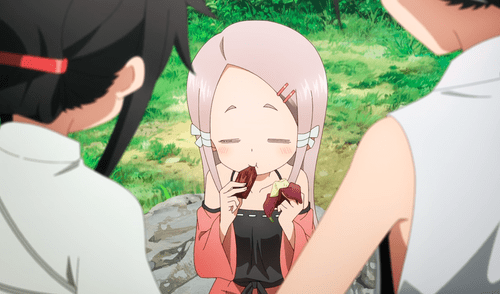 Ajisai siendo mimada por Shion y Suzuran en el episodio 5 de “Kunoichi Tsubaki no Mune no Uchi”. Foto: CloverWorks