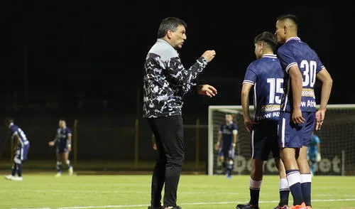 Gerardo Ameli da indicaciones a sus jugadores en el partido ante Sport Huancayo Foto: Club Cienciano