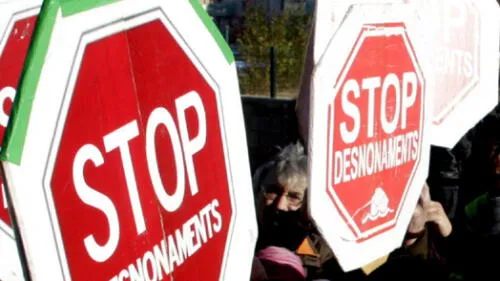 Carteles de la PAH con el mensaje "Stop desahucios" (desalojos). Foto: ACN Carteles de la PAH con el mensaje "Stop desahucios" (desalojos). Foto: ACN