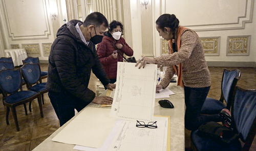 Movida. Ciudadanos siguen firmando los planillones que Foro Educativo y abogados llevarán al TC para presentar una demanda contra polémica iniciativa. Foto: Gerardo Marín/ La República