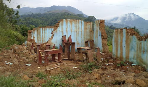 El colegio de Naranjos está en ruinas. Foto: Orasi/Facebook. El colegio de Naranjos está en ruinas. Foto: Orasi/Facebook.