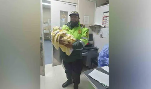 El policía atendió debidamente el alumbramiento y trasladó a la mujer al hospital. Foto: PNP El policía atendió debidamente el alumbramiento y trasladó a la mujer al hospital. Foto: PNP