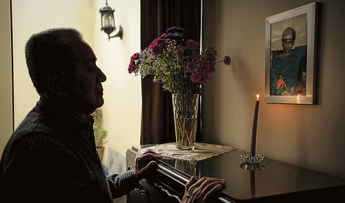 En el recuerdo. Cromwell Castillo lleva más de 30 años buscando a su hijo Ernesto, detenido por policías en Villa El Salvador. No descansará hasta hallarlo. Foto: John Reyes/La República En el recuerdo. Cromwell Castillo lleva más de 30 años buscando a su hijo Ernesto, detenido por policías en Villa El Salvador. No descansará hasta hallarlo. Foto: John Reyes/La República