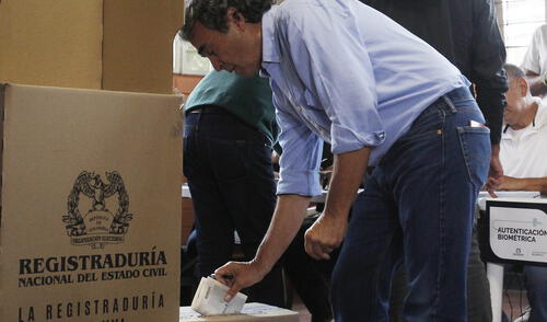 El excandidato a la Presidencia de Colombia por la Coalición Centro Esperanza, Sergio Fajardo, deposita su voto en Medellín. Foto: EFE