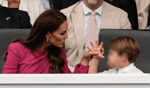El príncipe Louis no pudo contener su aburrimiento durante el Jubileo de Platino de la reina y, como cualquier niño de su edad, hizo una rabieta. Foto: captura de CBS News El príncipe Louis no pudo contener su aburrimiento durante el Jubileo de Platino de la reina y, como cualquier niño de su edad, hizo una rabieta. Foto: captura de CBS News