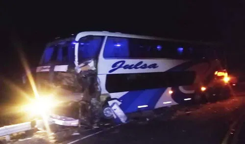 Pasajeros tuvieron que hacer trasbordo a otra unidad tras el accidente. Foto: Puerto Bravo Noticias Pasajeros tuvieron que hacer trasbordo a otra unidad tras el accidente. Foto: Puerto Bravo Noticias