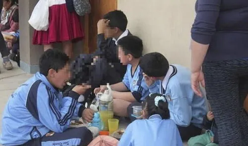 Este era el modo en que los escolares almorzaban en sus colegios antes de la pandemia. Actualmente, las clases por la tarde se realizan de forma virtual. Foto: Ministerio Público Cajamarca.