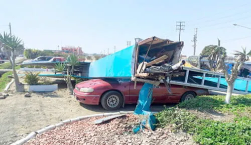 Un panel publicitario de grandes dimensiones cayó sobre un automóvil y le destrozó el parabrisas. Crédito: Diario de Chimbote.