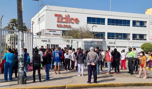 Cientos de padres y madres de familia llegaron al centro educativo buscando recoger a sus menores hijos. Foto: Giuliana Castillo/URPI-GLR Cientos de padres y madres de familia llegaron al centro educativo buscando recoger a sus menores hijos. Foto: Giuliana Castillo/URPI-GLR