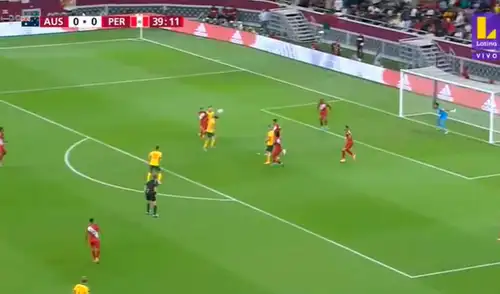 Australia apela al juego aéreo para generar peligro en campo de Perú. Foto: captura de Latina