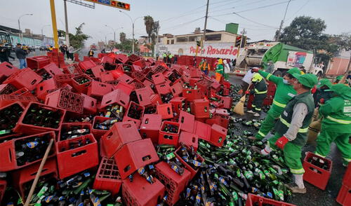 En horas de la madrugada, un camión que transportaba cajas de cervezas, se despistó dejando caer alrededor de 9.000 botellas.Foto: Gianella Aguirre / URPI-LR