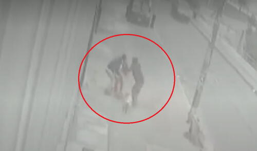 Mientras se daba la disputa, una camioneta se acercó a los dos hombres y bajó una tercera persona armada. Foto: captura América Noticias Mientras se daba la disputa, una camioneta se acercó a los dos hombres y bajó una tercera persona armada. Foto: captura América Noticias