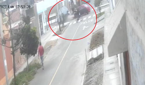 Una movilidad escolar protagonizó un nuevo accidente de tránsito al chocar brutalmente con un vehículo rojo. Foto: captura América Noticias
