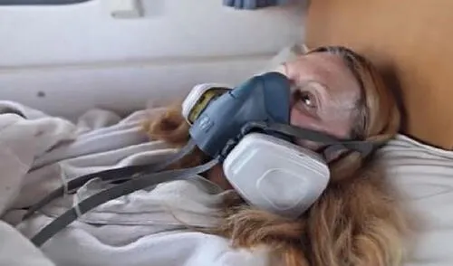 "Todas las noches necesito usar una máscara de gas porque no puedo dormir, no puedo respirar", manifestó una mujer en Nueva Zelanda. Foto: Mirror "Todas las noches necesito usar una máscara de gas porque no puedo dormir, no puedo respirar", manifestó una mujer en Nueva Zelanda. Foto: Mirror