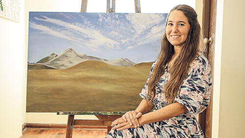 Artista. Ximena Heraud junto a uno de sus paisajes. Foto: John Reyes/La República Artista. Ximena Heraud junto a uno de sus paisajes. Foto: John Reyes/La República