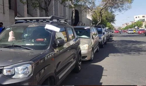 Notificaciones fueron dejadas en parabrisas de vehículos que se encontraban fuera de la Corte de Arequipa. Foto: URPI/Alexis Choque